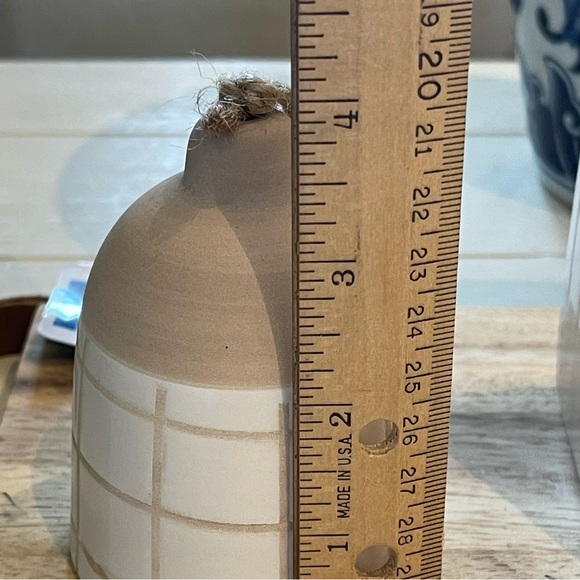 NWT Ceramic White House & 2 bells - Picture 5 of 14